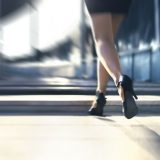 ヒールで走る女性の足元