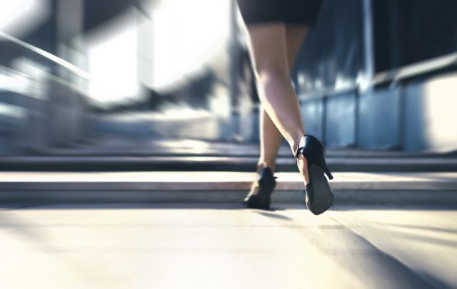ヒールで走る女性の足元